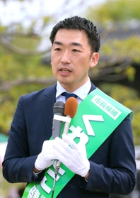 第一声で市政の変革を訴える榑谷健太郎氏＝１６日午前、姫路市本町（撮影・辰巳直之）
