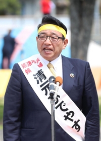 有権者に支持を訴える清元秀泰氏＝１６日午前、姫路市東延末１、大年公園（撮影・辰巳直之）