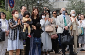 候補者の訴えに耳を傾ける有権者ら＝１６日午前、芦屋市内