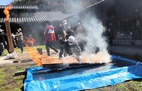 地元住民らが参加した焼き板づくりの体験会＝豊岡市竹野町