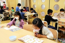 高木北小学校内の「放課後キッズルーム」。待機児童対策として午後５時まで開放される＝西宮市薬師町