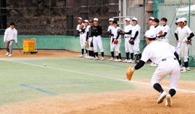 県大会に向けて練習に熱が入る＝神戸市東灘区魚崎北町８