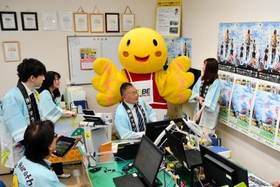 ランナー募集が始まり、活気づく神戸マラソン実行委員会事務局＝１８日午後、神戸市中央区北長狭通４