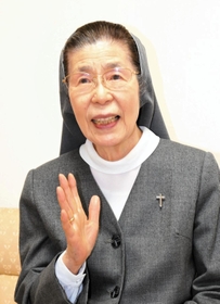 追悼式に参列する高木慶子さん＝神戸市灘区