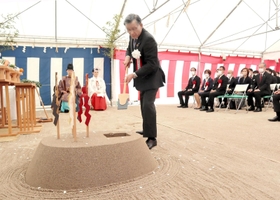 安全祈願祭ですきを入れるＮＴＴ都市開発の辻上広志社長＝神戸市中央区新港町
