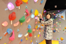 触ると音声が知らせてくれ、光る突起物もある視覚障害者に優しいクライミング＝神戸市中央区港島南町２