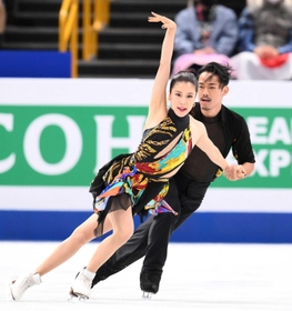 ３月の世界選手権アイスダンスで高橋大輔さんと息の合った演技を見せる村元哉中さん＝さいたま市中央区、さいたまスーパーアリーナ