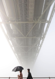 濃霧で見えなくなった明石海峡大橋＝２０日午前、神戸市垂水区東舞子町、県立舞子公園（撮影・小林良多）