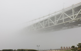 濃霧で見えなくなった明石海峡大橋＝２０日午前、神戸市垂水区東舞子町、県立舞子公園（撮影・小林良多）