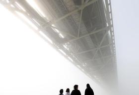 濃霧で見えなくなった明石海峡大橋＝２０日午前、神戸市垂水区東舞子町、県立舞子公園（撮影・小林良多）