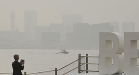 霧に包まれ、かすむ神戸・ポートアイランド＝２０日午前、神戸市中央区のメリケンパークから（撮影・中西幸大）