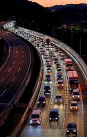 ２０２２年のゴールデンウイーク。大阪方面に向かう車で混み合う中国自動車道＝同５月５日夜、西宮市内