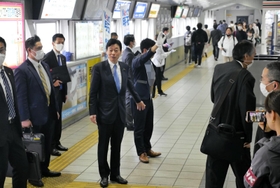 ＪＲ西明石駅の改札に候補者と立ち、投票を呼びかける西村康稔経産相（左から４人目）＝２０日午前、明石市小久保２（画像の一部を加工しています）
