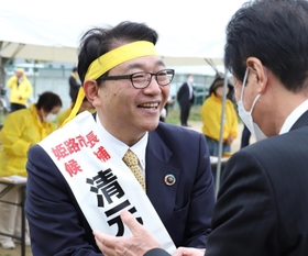 選挙期間中、有権者に支持を訴える清元秀泰氏＝姫路市内
