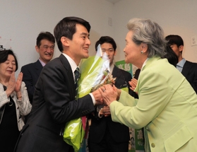 当選確実の一報を受け、支持者らと喜び合う高島崚輔氏＝芦屋市大原町（撮影・吉田敦史）