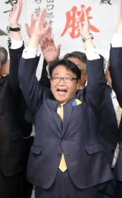 支援者らとともに万歳して当選を喜ぶ清元秀泰氏（中央）＝姫路市安田２（撮影・辰巳直之）