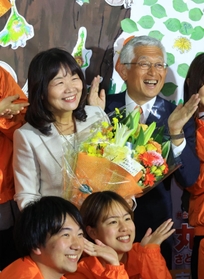 早々と初当選を決め、泉房穂市長（右）らと喜び合う丸谷聡子氏＝明石市大明石町２（撮影・鈴木雅之）