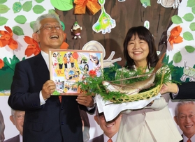早々と初当選を決め、泉房穂市長（左）らと喜び合う丸谷聡子氏＝明石市大明石町２（撮影・鈴木雅之）