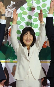 当選を確実とし、喜ぶ丸谷聡子氏＝明石市大明石町２（撮影・鈴木雅之）