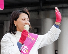 西宮市議選に立候補し、街頭演説する佐野宏美氏＝２１日午後、西宮市神楽町、ＪＲさくら夙川駅前