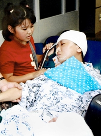 意識不明状態だった順子さん＝２００５年５月中旬ごろ、大阪市内の病院（提供）