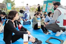 テロを想定した訓練の救護所で、負傷者らのトリアージの手順を確認する救急救命士ら＝神戸市北区上津台８