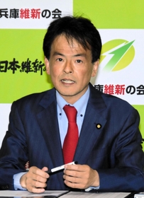 統一地方選後半戦の投開票から一夜明け、結果について記者会見で総括する兵庫維新の会の片山大介代表＝神戸市中央区北長狭通４（撮影・金　旻革）