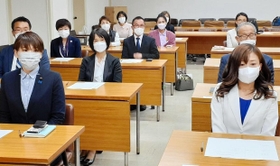 当選証書付与式に出席する女性当選者ら＝宝塚市役所