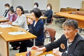 宝塚市議選の当選証書付与式に出席した女性当選者ら＝宝塚市役所