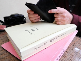 尼崎ＪＲ脱線事故で１８歳の次女を亡くした男性。今年３月に発見し、スマートフォンに保存した次女の写真を見つめる＝宝塚市内