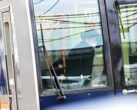 尼崎ＪＲ脱線事故から１８年を迎えた現場付近を通過する電車内で黙とうする乗務員＝２５日午前６時１８分、尼崎市久々知３（撮影・斎藤雅志）