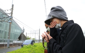 事故発生時刻に合わせ、現場近くで黙とうする女性ら＝２５日午前９時１８分、尼崎市久々知３（撮影・鈴木雅之）