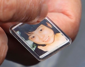 藤崎光子さんが今も肌身は出さず持つ長女の写真＝２５日午前８時５４分、尼崎市久々知西町２（撮影・鈴木雅之）