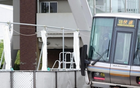 事故現場前を通過する電車内で、車掌が頭を下げた＝２５日午前７時３７分、尼崎市久々知３（撮影・鈴木雅之）