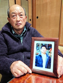 事故で亡くなった下浦善弘さんの遺影を前に語る父邦弘さん＝神戸市北区