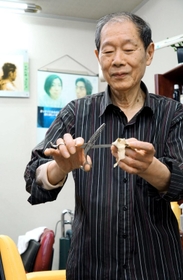 妻・節香さんを亡くした西野道晴さん。節香さんが愛用したはさみを使い続けている＝西宮市北六甲台