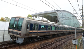 尼崎ＪＲ脱線事故の発生時刻近くに、現場を通過する上り電車＝２５日午前９時１６分、尼崎市久々知３（撮影・鈴木雅之）