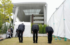 尼崎ＪＲ脱線事故から18年となり、発生時刻に合わせ、電車が激突したマンションの前で黙とうするＪＲ西日本の長谷川一明社長（中央）ら＝25日午前９時18分、兵庫県尼崎市