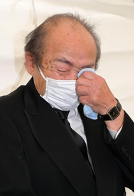目頭を押さえながら取材に応じる遺族の上田弘志さん＝２５日午前１０時２５分、尼崎市潮江４（撮影・斎藤雅志）