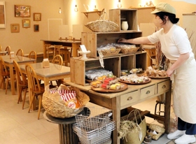 カフェ「リンク　ツリー」の店内。焼き菓子や雑貨の販売コーナーもある＝神戸市中央区御幸通８