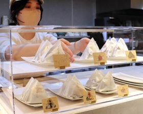 カフェで提供する手作りおにぎり。この日は「ベーコンチーズ」や「卵鶏そぼろ」など＝神戸市中央区御幸通８
