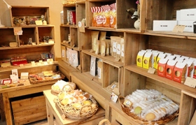 陳列棚にも焼き菓子や雑貨など「神戸ふれあい工房」の商品が並ぶ＝神戸市中央区御幸通８