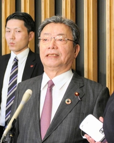 報道陣の取材に応じる谷公一氏＝東京都千代田区