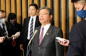 報道陣の取材に応じる谷公一氏＝東京都千代田区