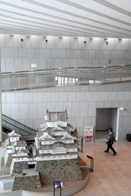 内部にも姫路城のモチーフが。壁は石垣、上部の換気口は狭間から着想した＝姫路市本町