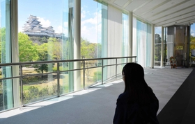 【城見ラウンジ】館内一の絶景スポットにベンチを新設した「城見ラウンジ」＝姫路市本町