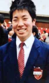 ２０１５年３月に尼崎市内の踏切に侵入し亡くなった山内美輝さん＝２０１４年３月、中学校卒業式で撮影