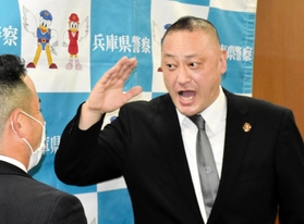 職務質問を模擬実演する堂園悟史さん。対象者役に大きな声で「こんにちは」と呼びかけた＝兵庫県警本部（模擬実演のため特別にマスクを外してもらい、撮影しています）