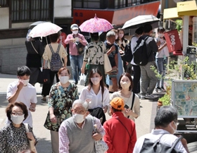 昨年のゴールデンウイークに観光客でにぎわった有馬温泉街。今年も日帰り客を含め、一層の人出が見込まれる＝２０２２年５月、神戸市北区有馬町