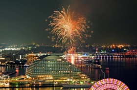 神戸港の夜空を彩った昨年の花火イベント「みなとＨＡＮＡＢＩ」＝２０２２年１０月、神戸市中央区東川崎町１から撮影